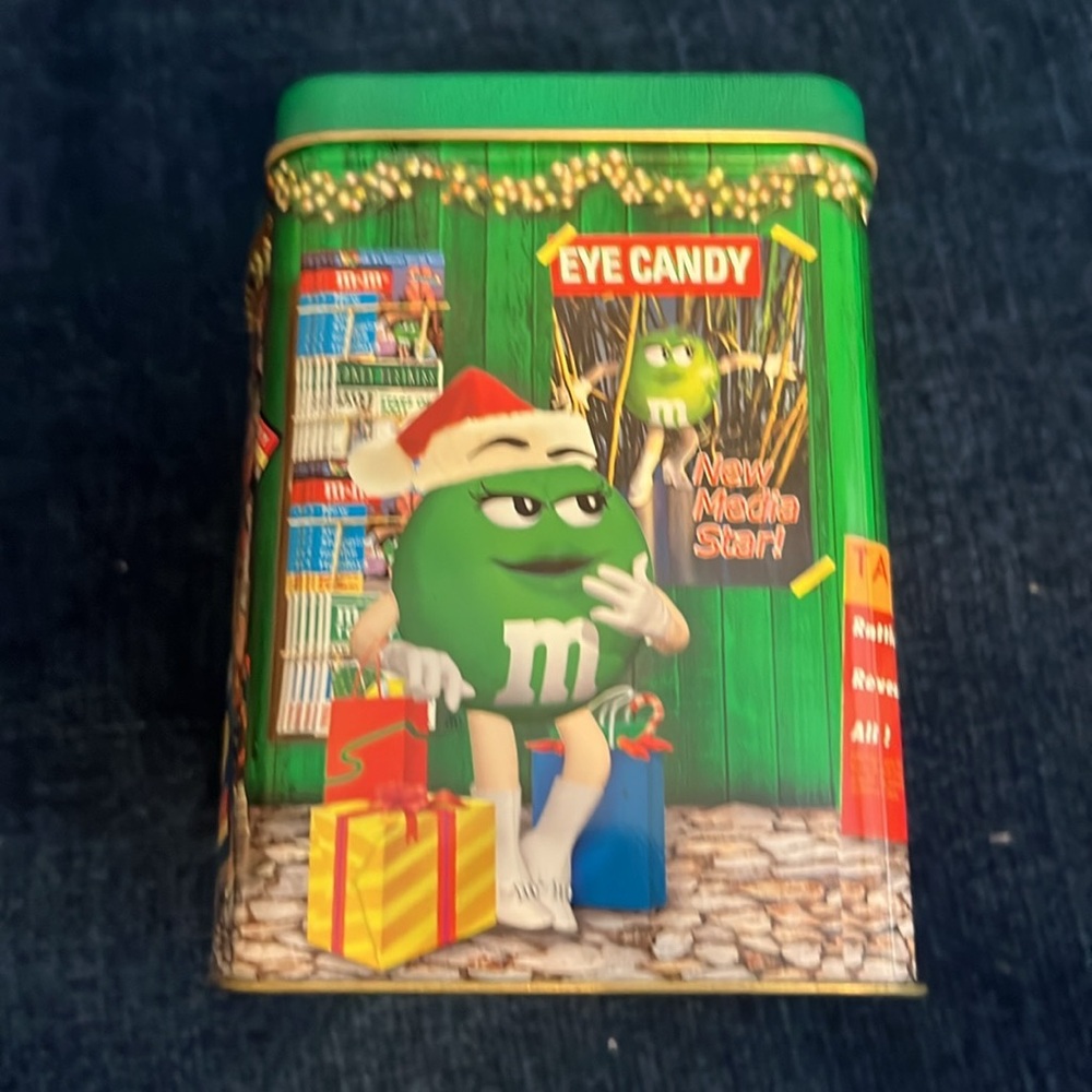 Two Limited Edition Vintage M&Mโs Christmas Tins - Picture 15 of 16